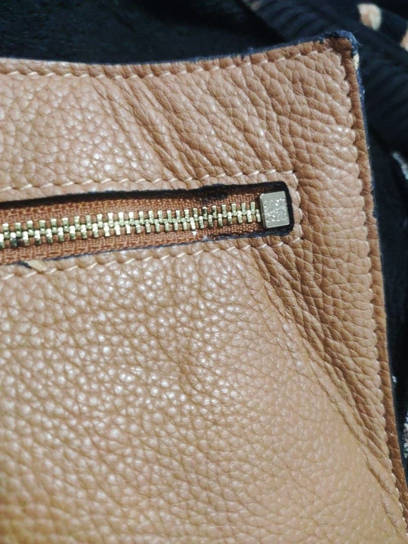 Loewe (Category: Luxury Bags & Wallets) located in Zamboanga. Submitted by Clairey03 (Listing ID 1330318346, Image 3). Description: NGA no marking zipper pouch only.