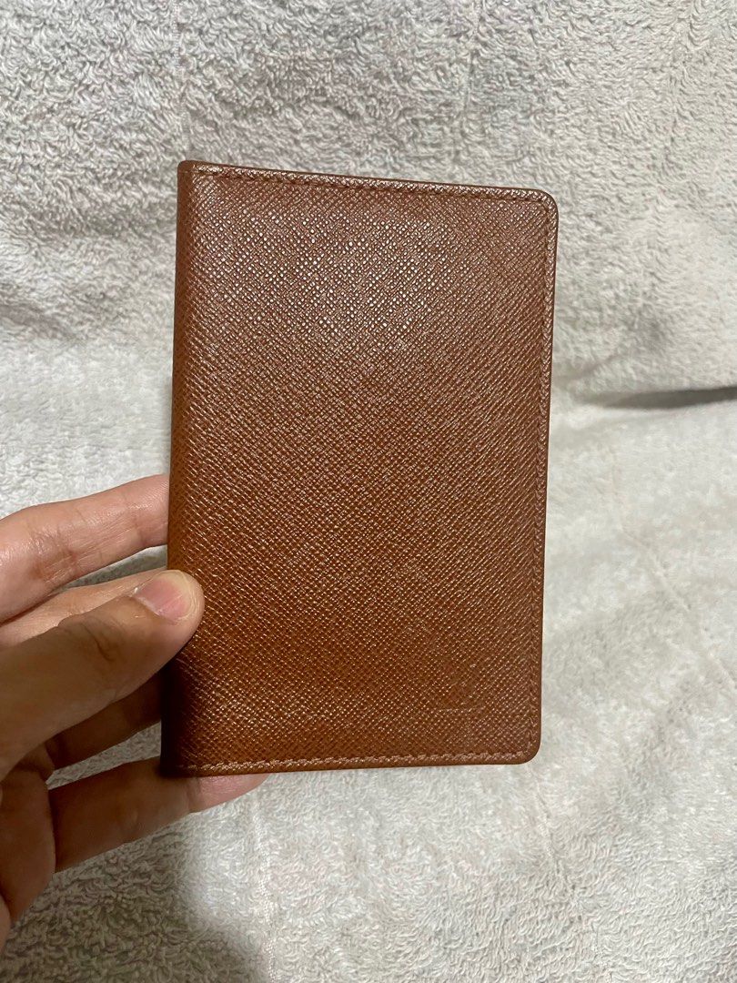 Authentic LV leather ID/card holder (Category: Luxury Bags & Wallets) located in San Pablo. Submitted by prelovedbymistyblue (Listing ID 1330313266, Image 1). Description: LV epi card or ID holder. No flaws except signs of use on the plastic part. ID and cards can fit but not passport. Bought from Japan. Measures 3.4 x 5.2 inches. Selling low for 4000. .