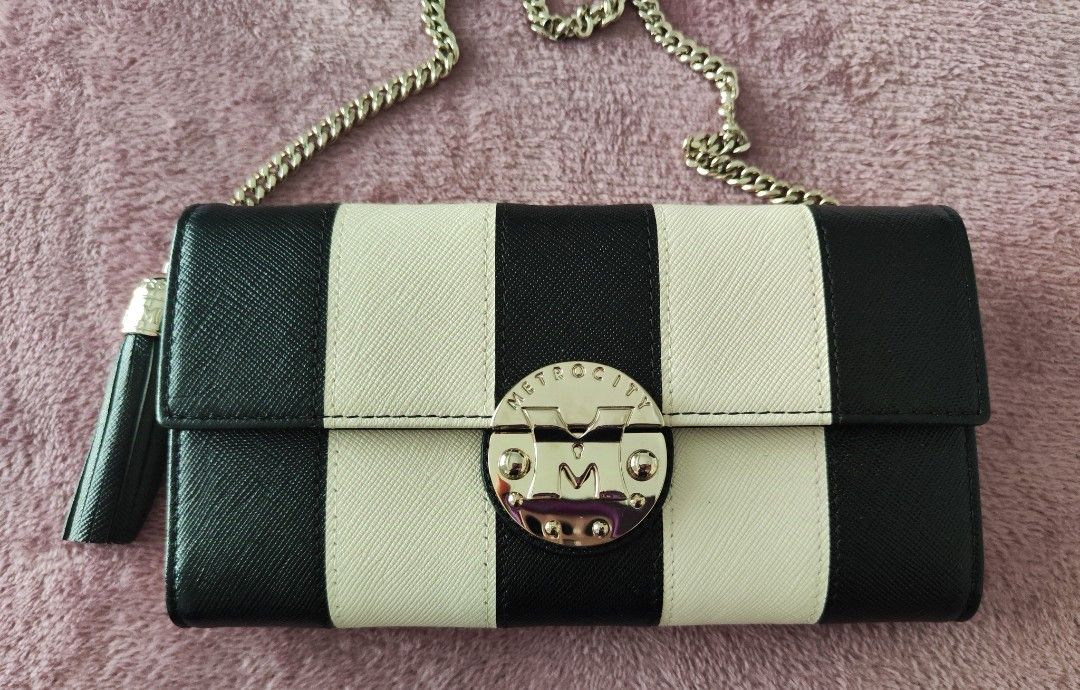 Metrocity wallet (Category: Luxury Bags & Wallets) located in Quezon City. Submitted by Dmomlife (Listing ID 1330200341, Image 1). Description: Brandnew Metrocity wallet.