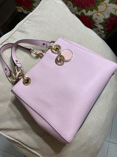 (Category: ) located in . Submitted by frenchmacaroon (Listing ID 1330172696, Image 1). Description: .