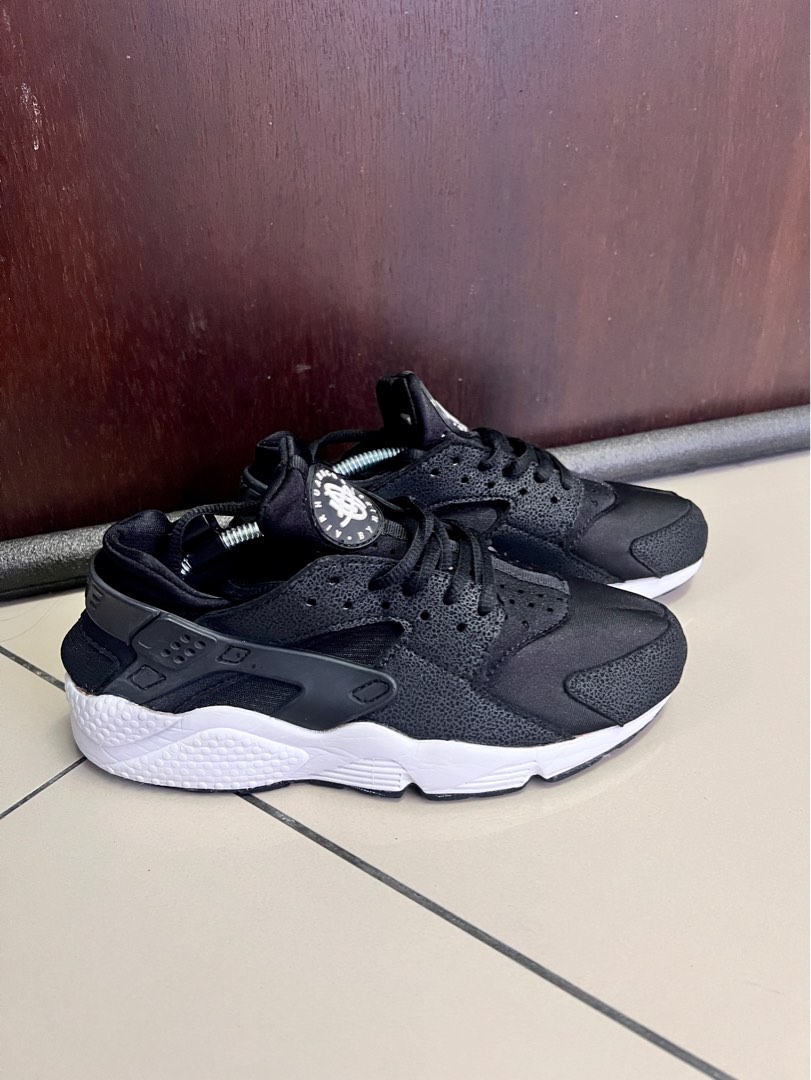 Nike air huarache black tumblr 2025