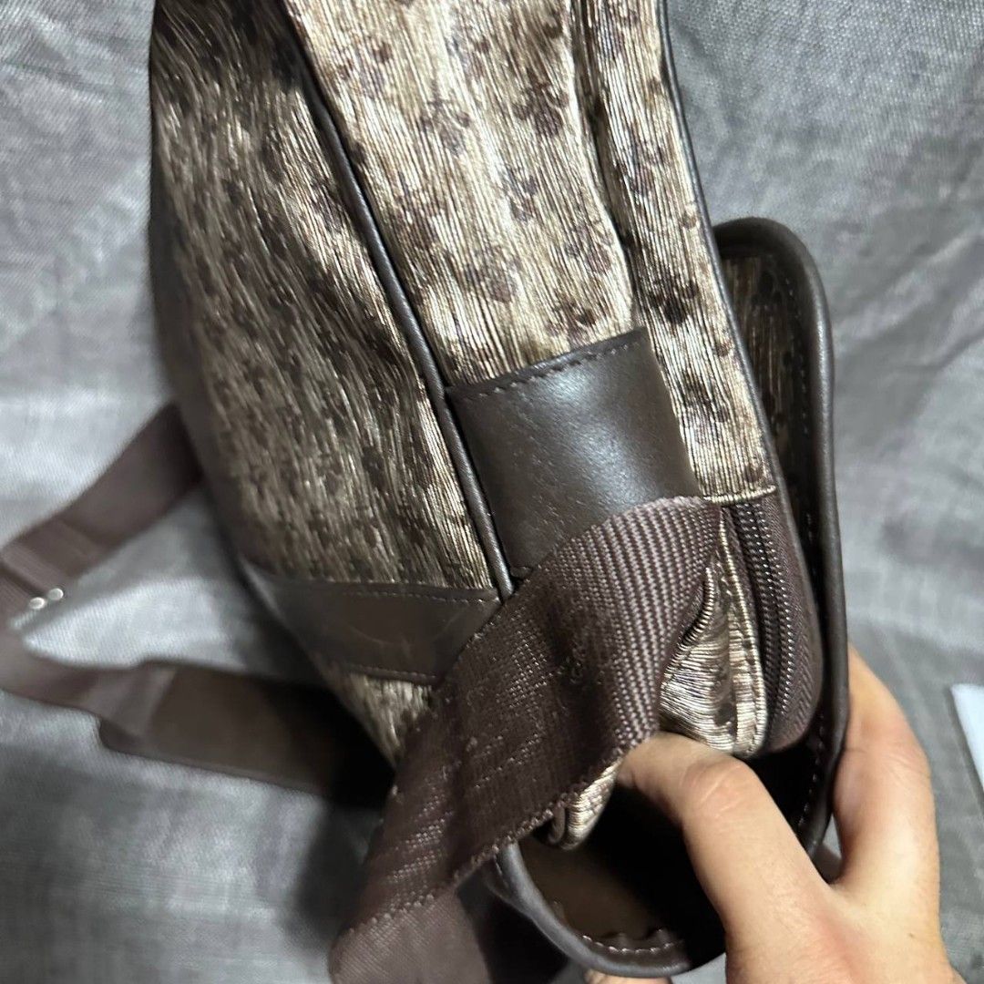 Patrick cox sling bag (Category: Luxury Bags & Wallets) located in Manila. Submitted by greyinfash06839 (Listing ID 1330324975, Image 2). Description: 🤍Price: 3,900 pesos only 🤍Item: Patrick cox sling bag 🤍Brand: Patrick cox 🤍Matirial: Nylon 🤍Quality: Original 🤍color: Brown 🤍Size: Medium 🤍Dimension. H: 10 L: 14 W: 4 🤍Sex: For Men 🤍Issue: Sign of use 🤍Condition Rate: 9/10 🤍Other info:.