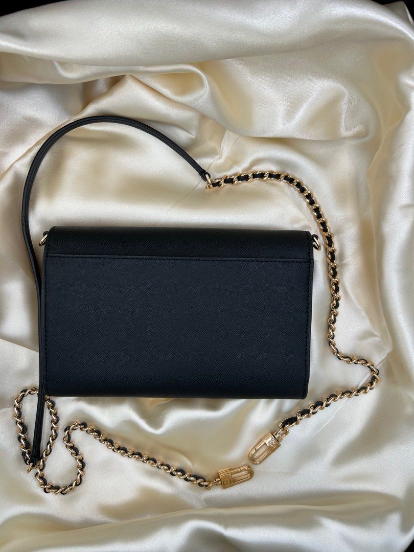 Tory burch robinson chain wallet (Category: Luxury Bags & Wallets) located in Quezon City. Submitted by joanneluy (Listing ID 1330333862, Image 2). Description: From Tory burch Japan store 💯🇯🇵 Guaranteed Legit and authentic No scratches Gold hardware Pinas on hand Leather on chain Sf charge to buyer Mop- gcash or bank transfer.