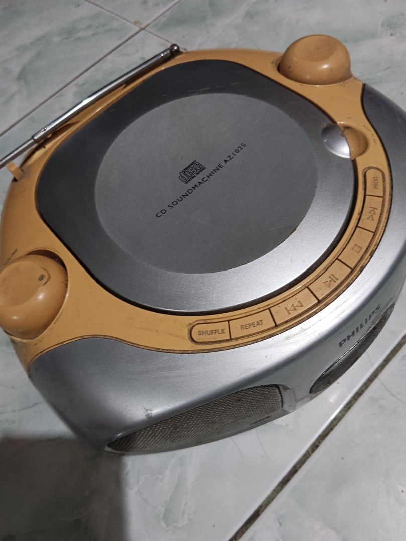 vintage philips cd player (Category: Portable Music Players) located in Manila. Submitted by Jazzer.17 (Listing ID 1330172576, Image 3). Description: vintage philips cd sound machine issue,nawala power,baka cord lang or power switch.pacheck nyo na lang, 350 pesos na lang.