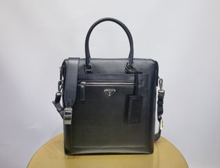 (Category: ) located in . Submitted by luxurycloset.shop (Listing ID 1330465024, Image 1). Description: .