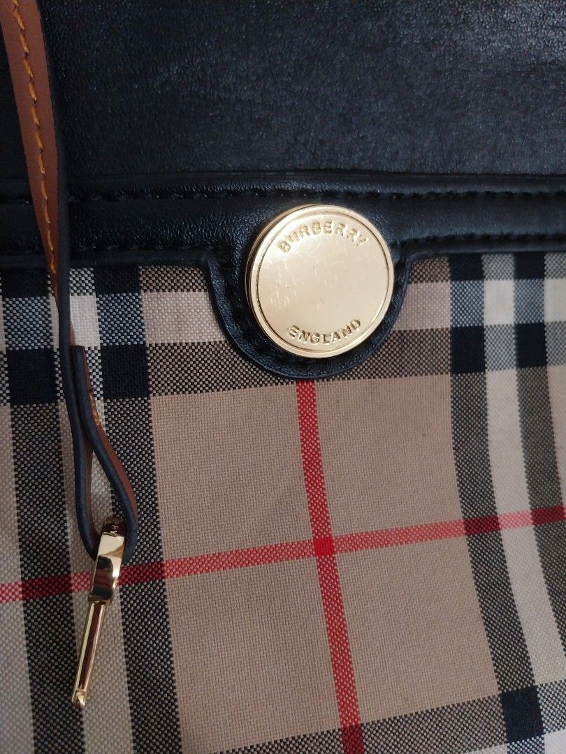 BB Hand/Shoulder Bag (Category: Shoulder Bags) located in Quezon City. Submitted by jonvee2000 (Listing ID 1330402614, Image 3). Description: Preloved bought in japan no code metal hardware best in condition minor flaw but not noticeable.