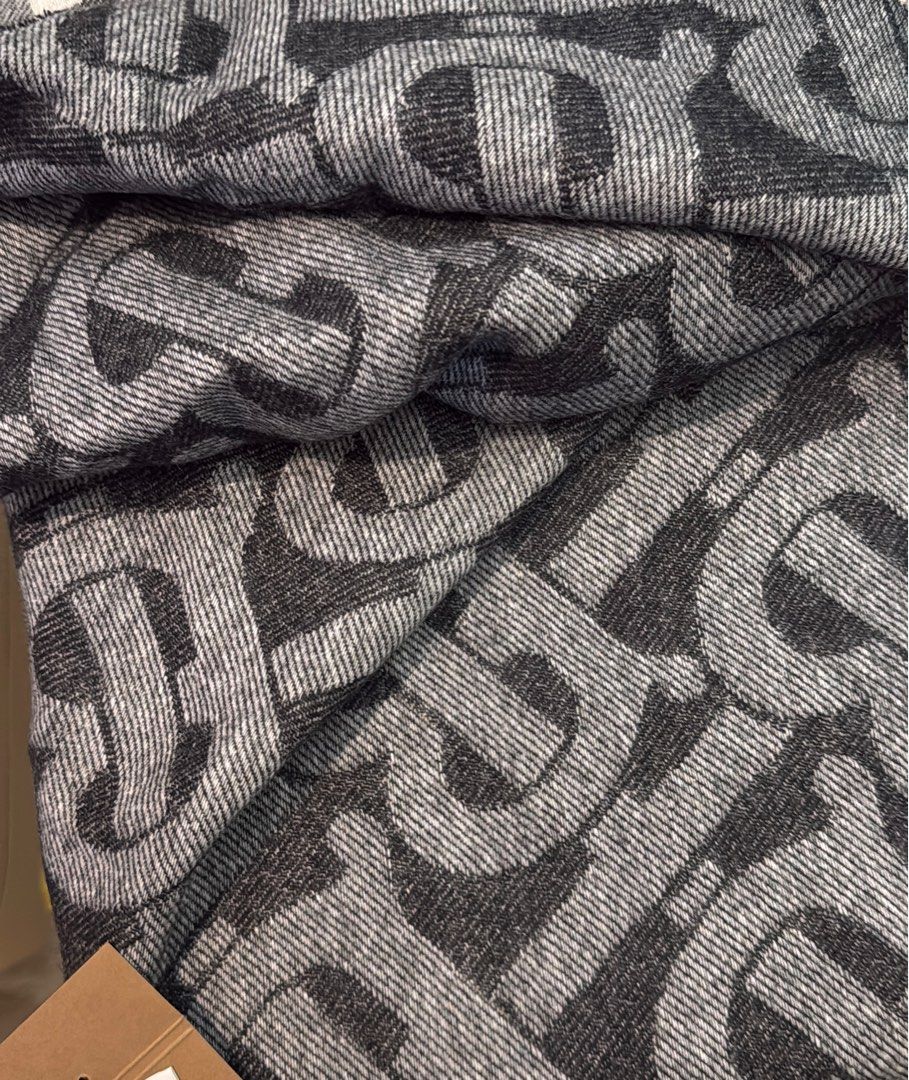 Burberry 100 Cashmere Scarf 200x35cm made in Scotland , 名牌, 飾物及配件