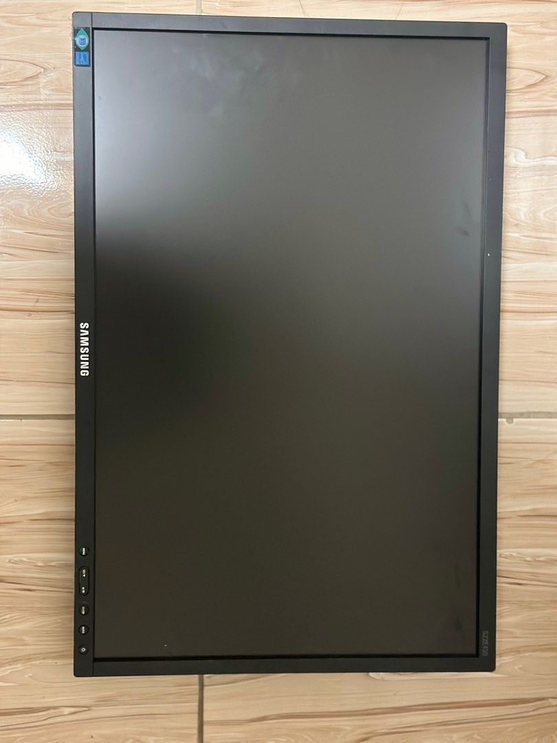 COMPUTER MONITOR 18 INCH (Category: Computer Parts) located in Mandaluyong City. Submitted by livergara (Listing ID 1330412926, Image 1). Description: SAMSUNG COMPUTER MONITOR 18 INCHES COMPLETE WITH STAND AND ACCESSORIES.