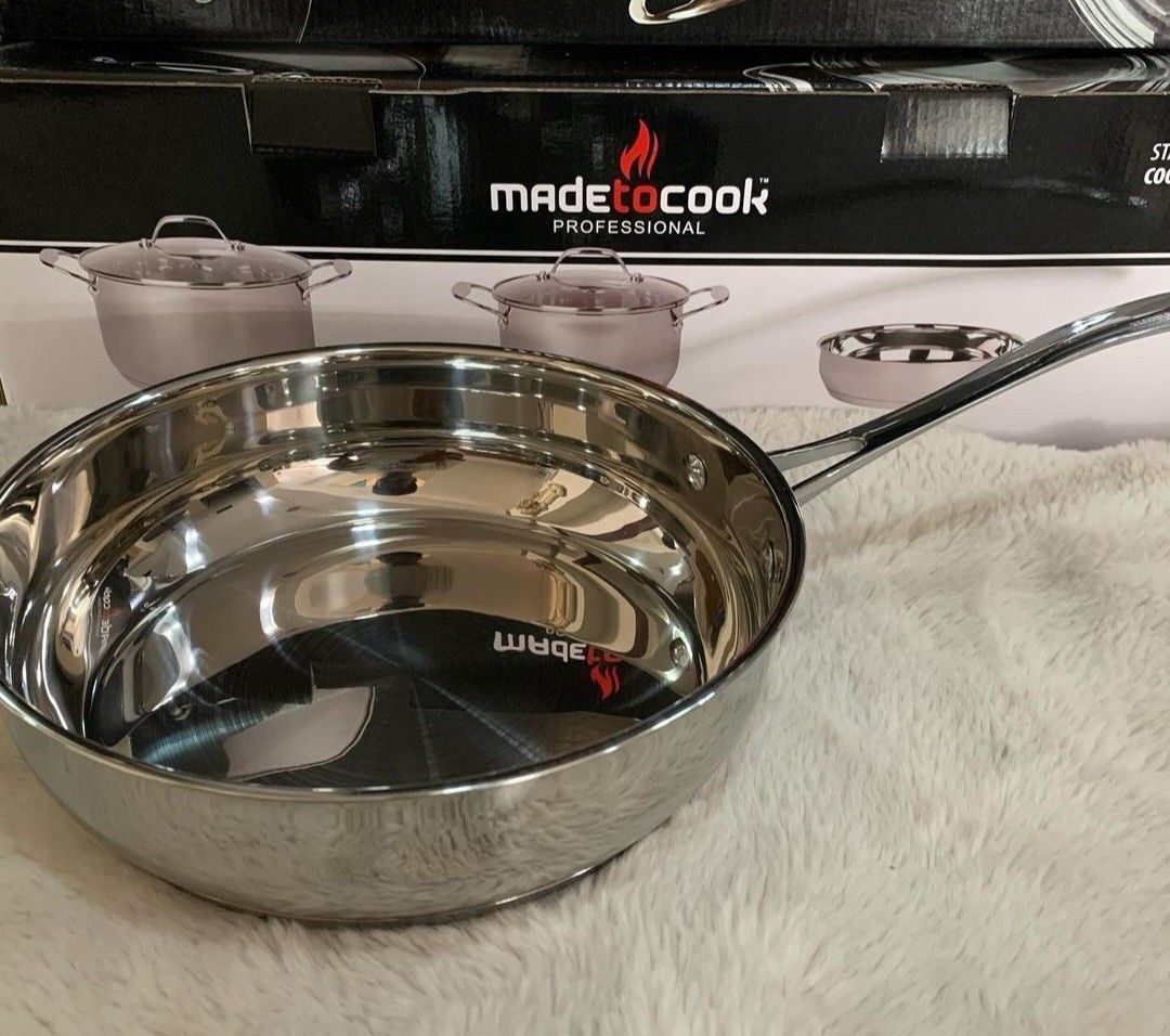 COOKWARE SET (Category: Other Kitchen Appliances) located in Quezon City. Submitted by thriftersfind (Listing ID 1330466914, Image 3). Description: brandnew 2500 per box.