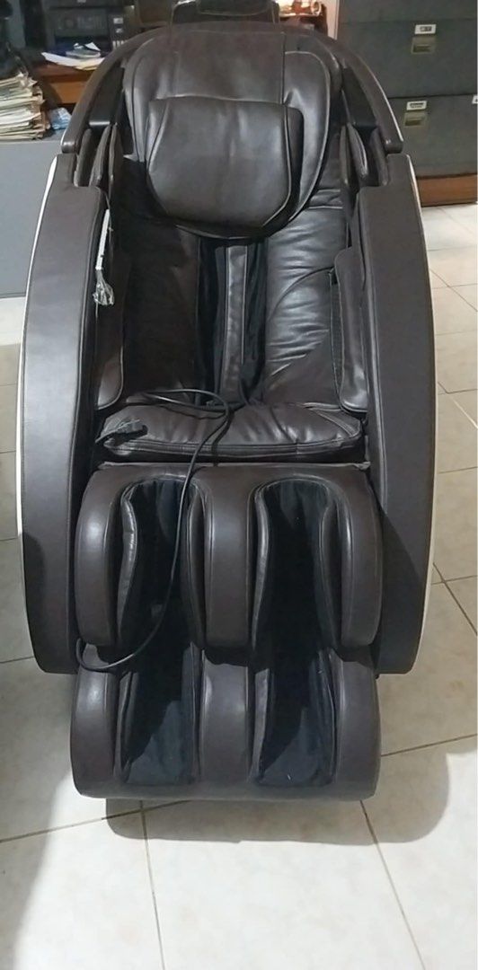 HIRO Massage Chair Hi Space (Category: Massage Devices) located in Las Pinas. Submitted by pamjav (Listing ID 1330413293, Image 2). Description: Purchased 2013 With remote No issues Used but not abused No flaws.