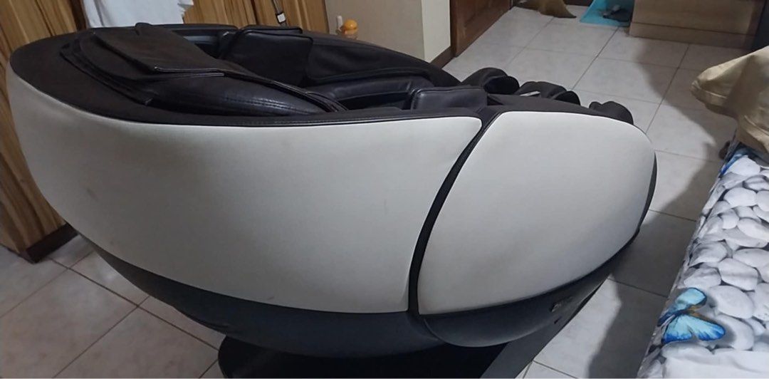 HIRO Massage Chair Hi Space (Category: Massage Devices) located in Las Pinas. Submitted by pamjav (Listing ID 1330413293, Image 3). Description: Purchased 2013 With remote No issues Used but not abused No flaws.