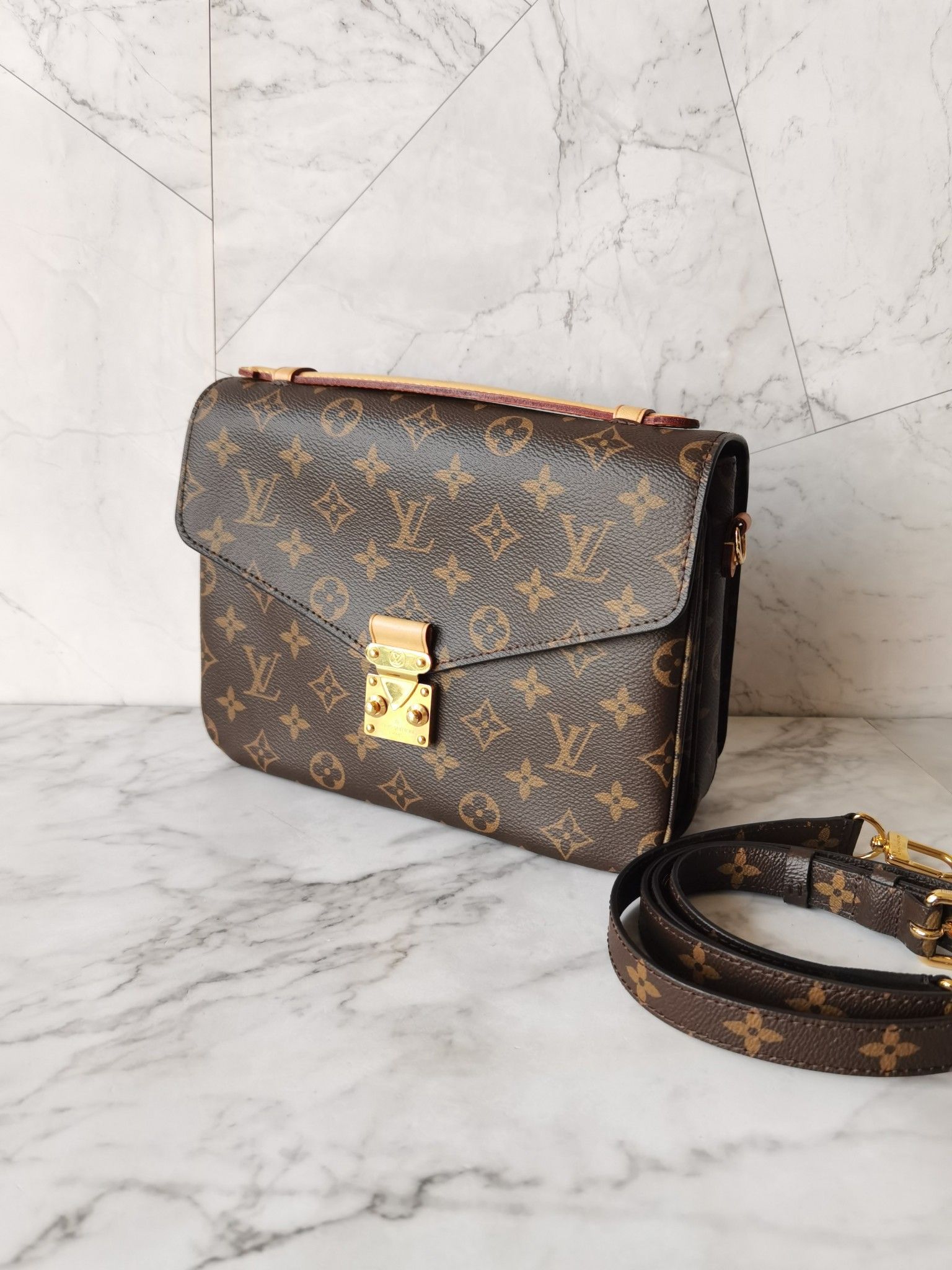Louis Vuitton Metis Pochette Handbag