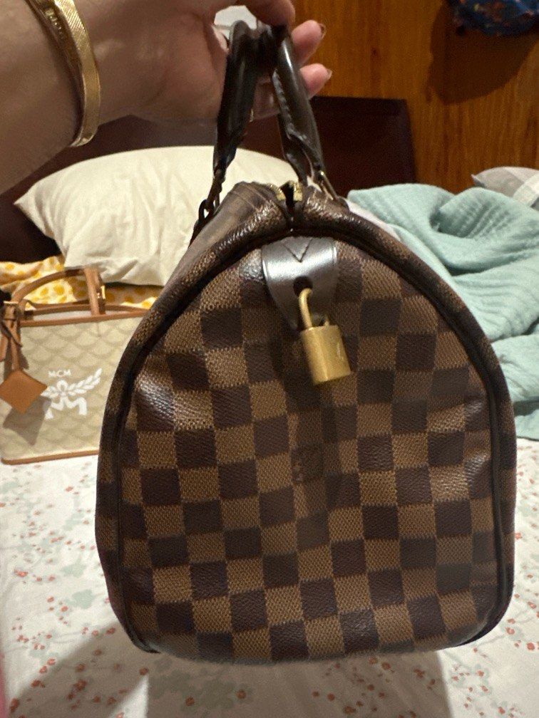 Lv damier speedy 25 (Category: Luxury Bags & Wallets) located in General Trias. Submitted by renzitsusera (Listing ID 1330409198, Image 3). Description: Complete inclusion no foul smell inside.