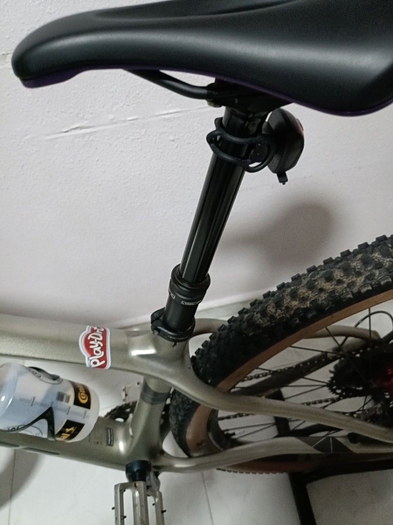 Merida (Category: Bicycles) located in Singapore. Submitted by retrozz (Listing ID 1330465397, Image 4). Description: xt brakes.,arc 30 rims..slx padals..dropper post.,carbon handlebar and so on..