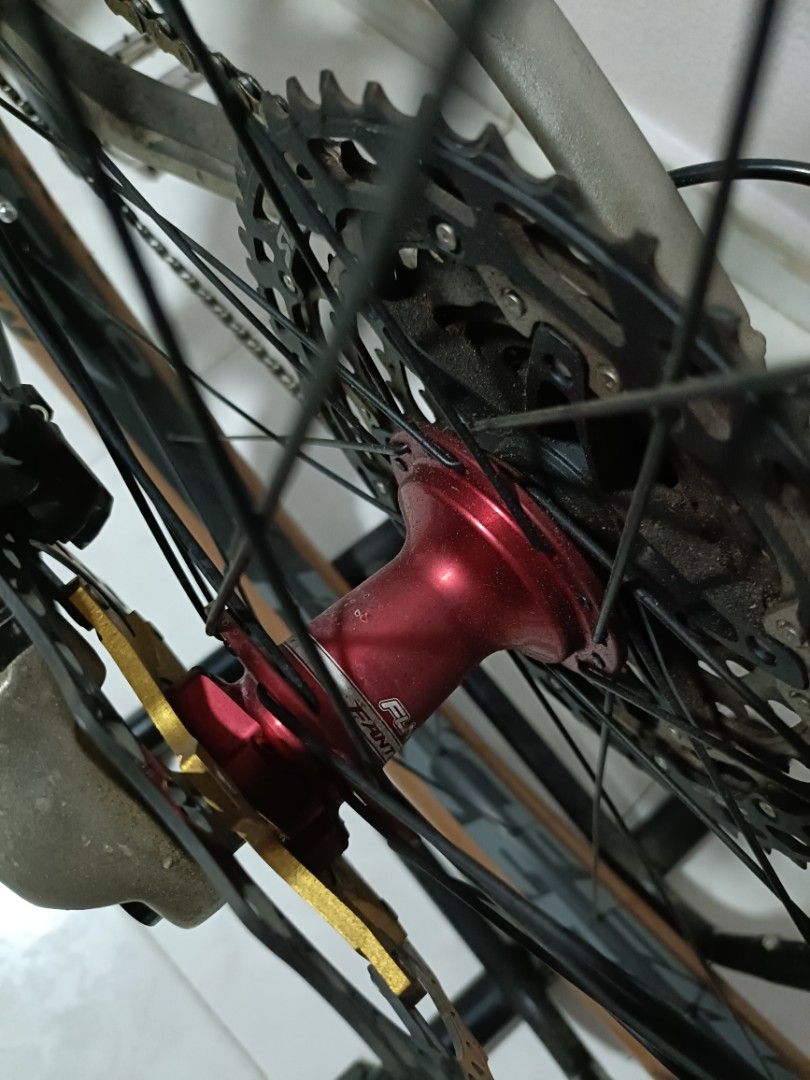 Merida (Category: Bicycles) located in Singapore. Submitted by retrozz (Listing ID 1330465397, Image 5). Description: xt brakes.,arc 30 rims..slx padals..dropper post.,carbon handlebar and so on..
