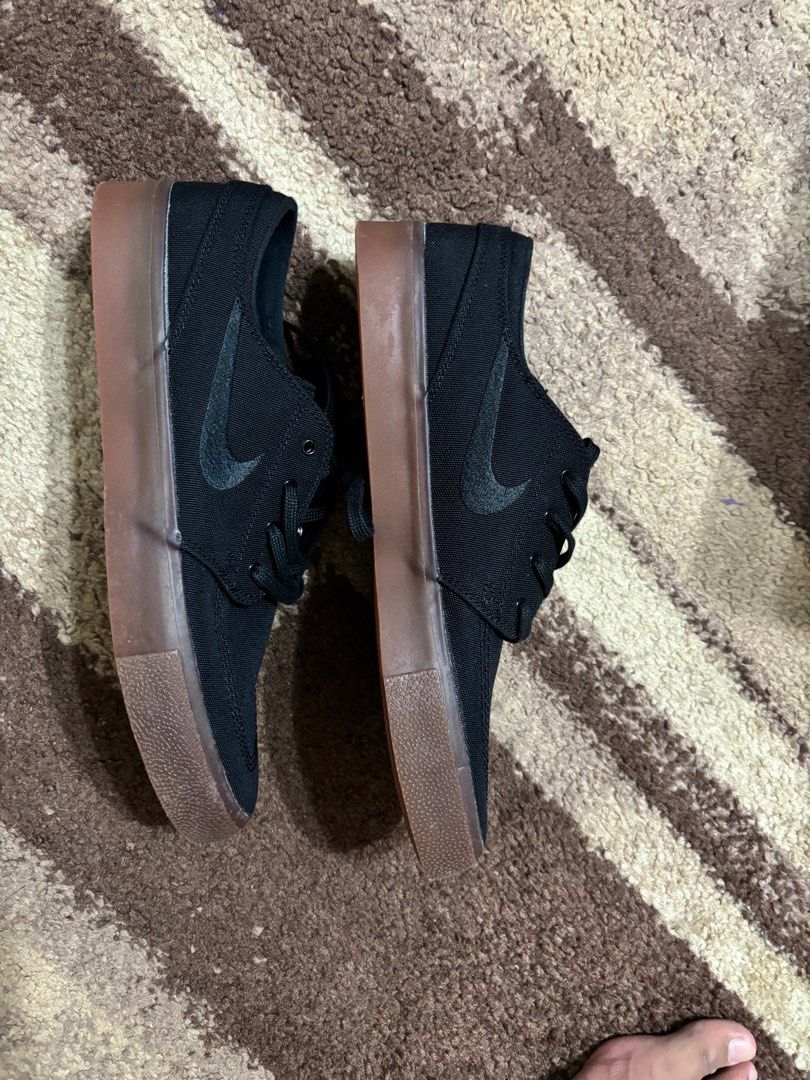 Nike janoski black gum sole discount