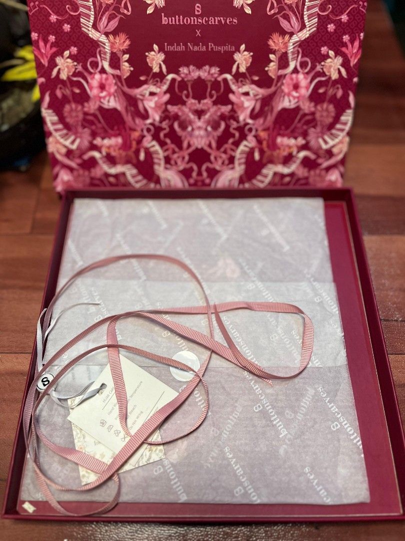 PL Nada Scraf Buttonscarves Iron Logo