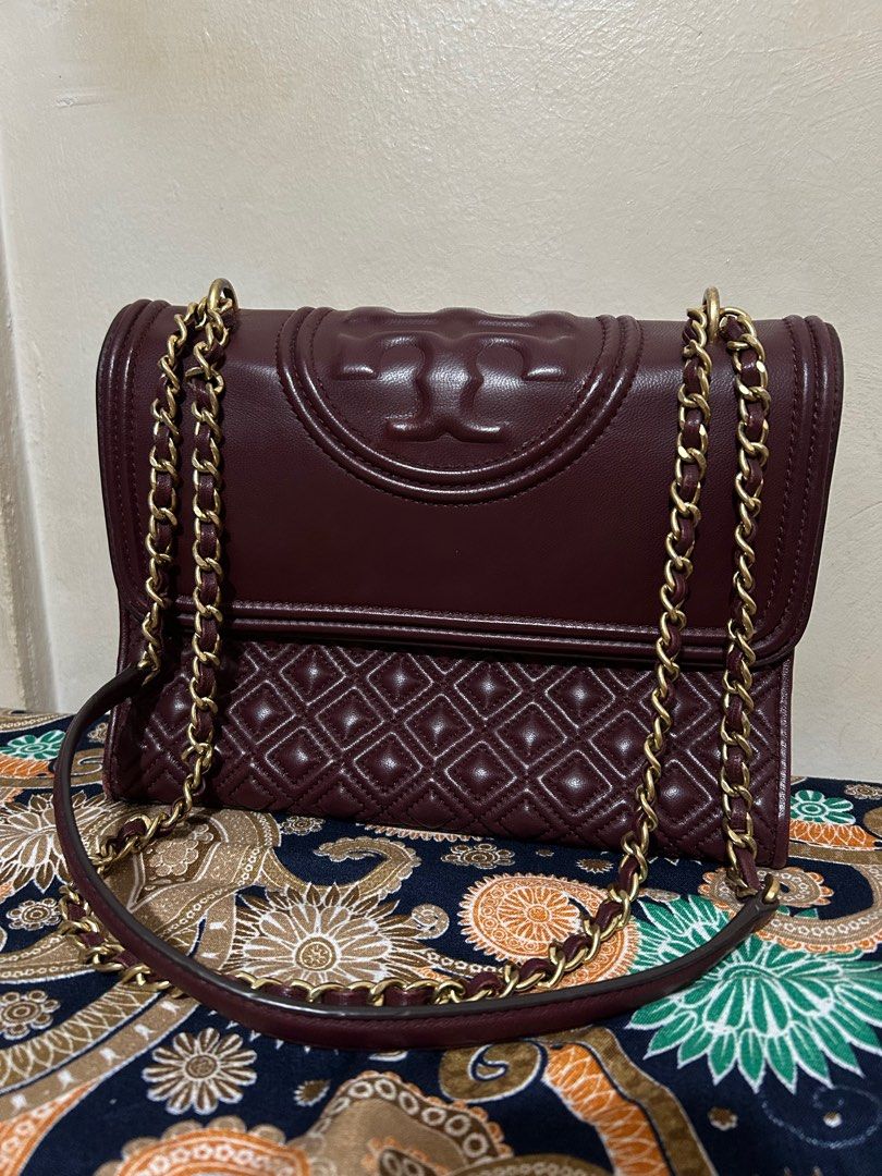 Preloved Original Tory Burch Fleming Convertible Shoulder Bag (Category: Luxury Bags & Wallets) located in Muntinlupa City. Submitted by prei_g (Listing ID 1330338416, Image 1). Description: Preloved Original Tory Burch Fleming. There are signs of usage sa bag since well used siya. Tag is still inside the bag..