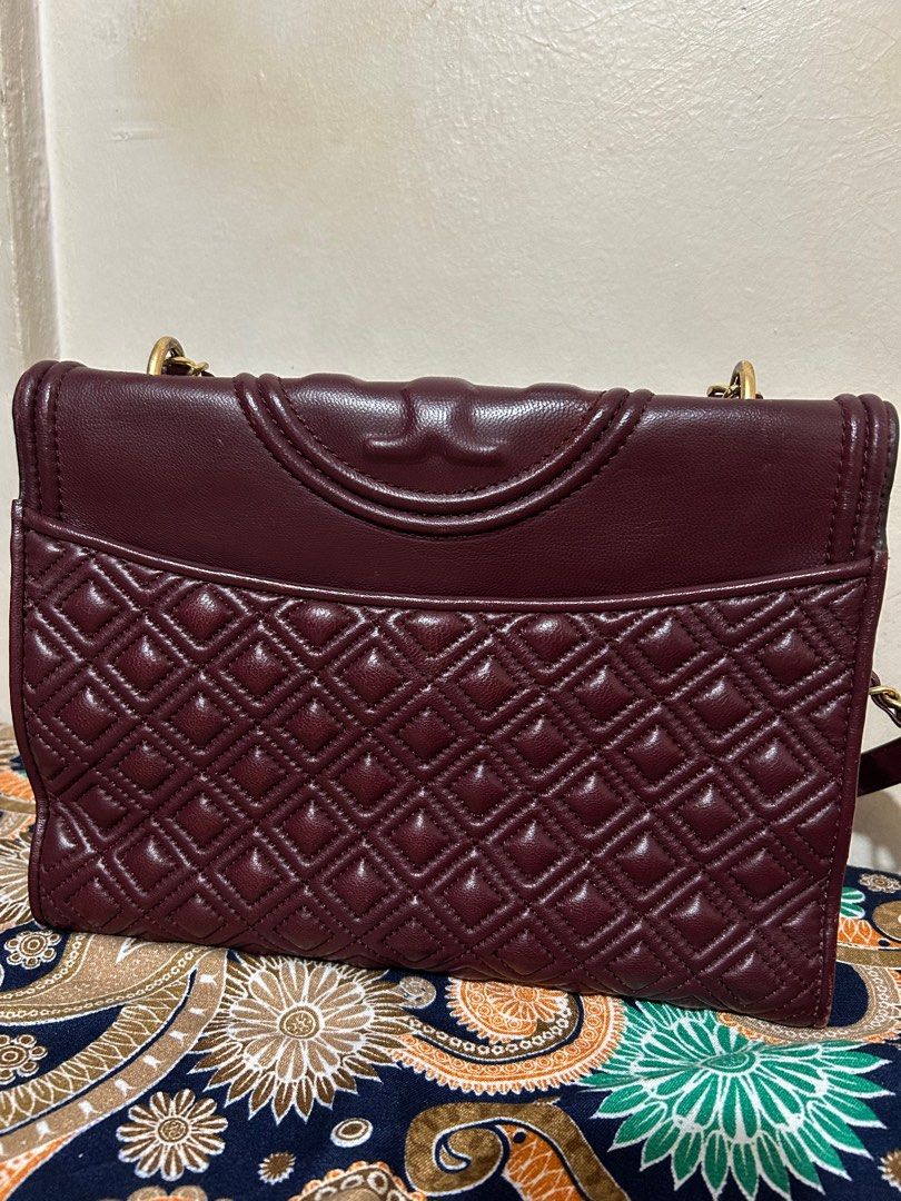 Preloved Original Tory Burch Fleming Convertible Shoulder Bag (Category: Luxury Bags & Wallets) located in Muntinlupa City. Submitted by prei_g (Listing ID 1330338416, Image 3). Description: Preloved Original Tory Burch Fleming. There are signs of usage sa bag since well used siya. Tag is still inside the bag..