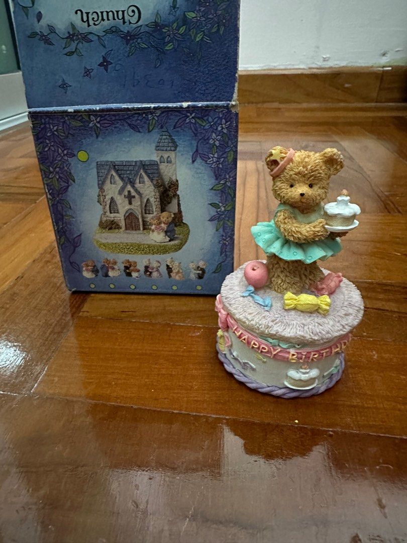Random items (Category: Other Home Decor) located in Singapore. Submitted by sgyello (Listing ID 1330451772, Image 1). Description: Everything at $2 each Except me-to-you photo frame is $8.