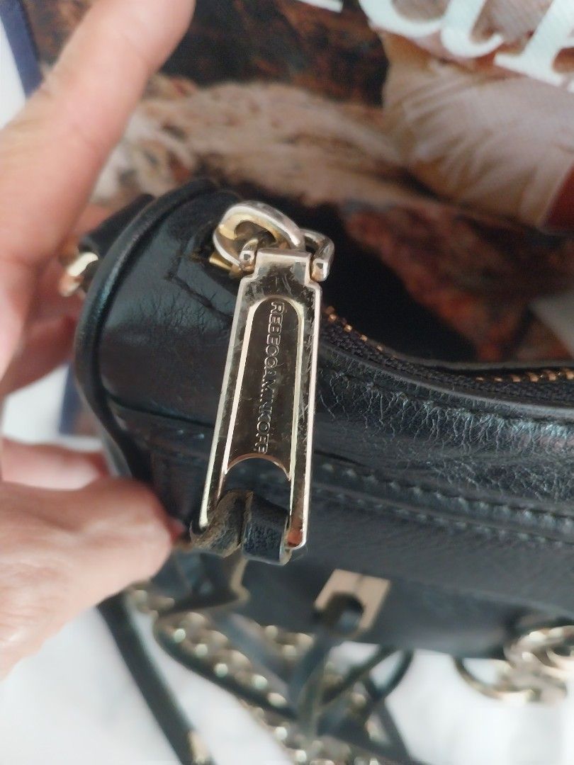 REBECCAMINKOFF (Category: Shoulder Bags) located in Quezon City. Submitted by jonvee2000 (Listing ID 1330397529, Image 3). Description: This is a preloved but well loved 100% genuine leather sign of usage only in leather & metal hardwares still di pa rin po talo sa price.