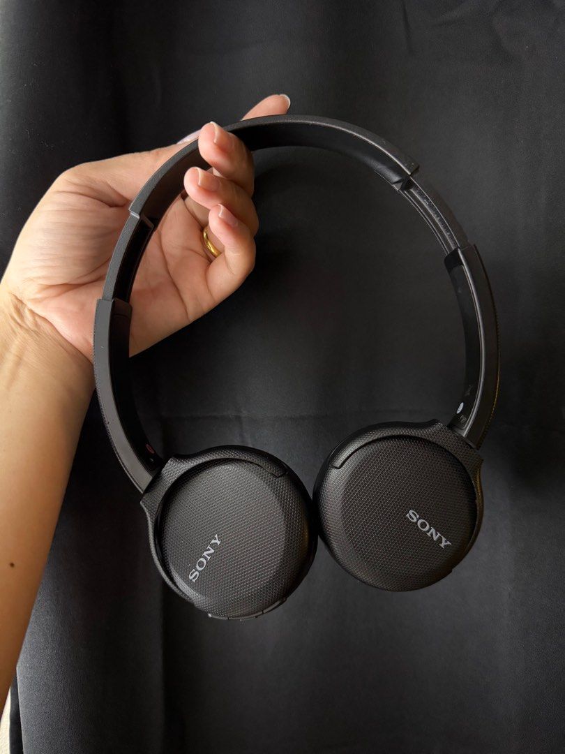 Sony bluetooth (Category: Headphones & Headsets) located in Tarlac. Submitted by rachellego54060 (Listing ID 1330471815, Image 1). Description: 14 hrs battery life po. Nkatambak na lang dahil may airpods pro na po. Wla po issue ung sounds sobrang ganda nv quality ng speaker. Type C charger po..