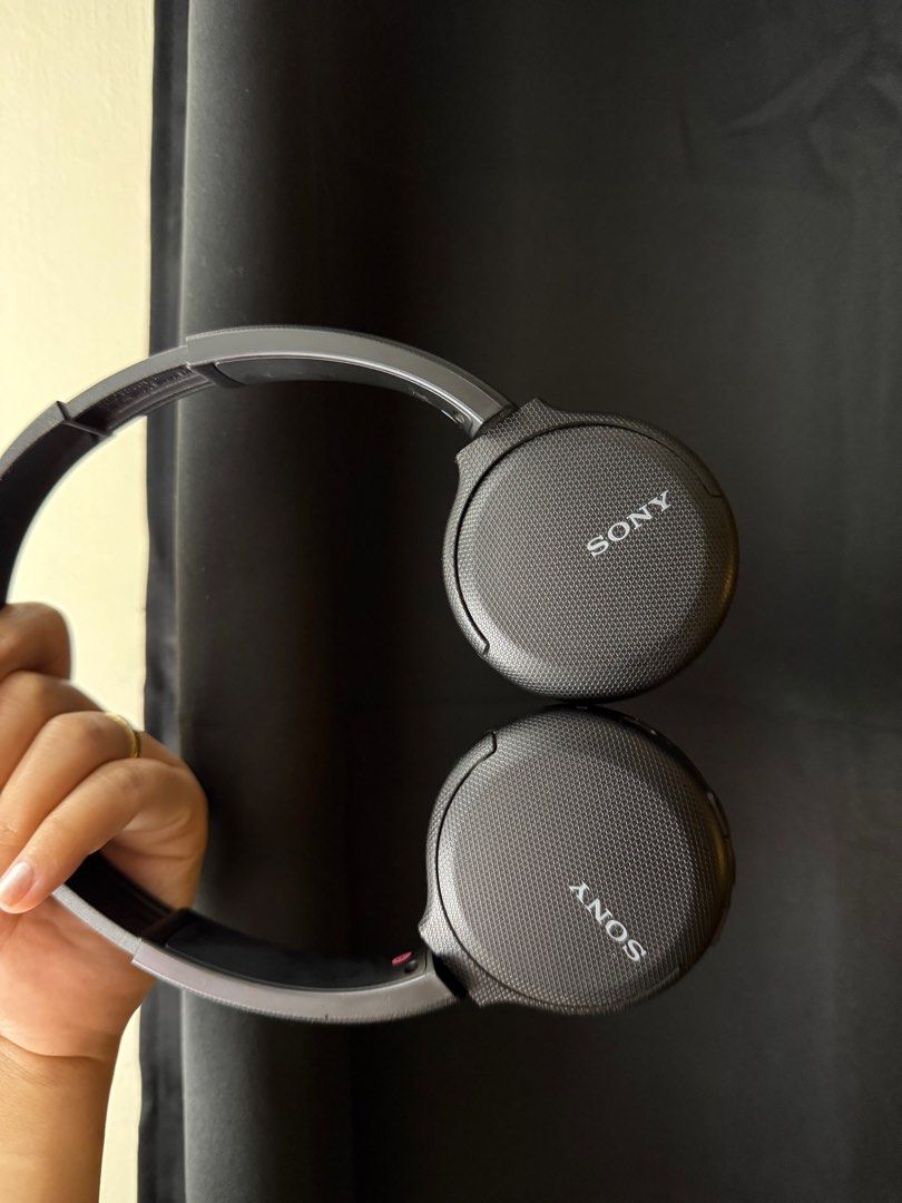Sony bluetooth (Category: Headphones & Headsets) located in Tarlac. Submitted by rachellego54060 (Listing ID 1330471815, Image 2). Description: 14 hrs battery life po. Nkatambak na lang dahil may airpods pro na po. Wla po issue ung sounds sobrang ganda nv quality ng speaker. Type C charger po..