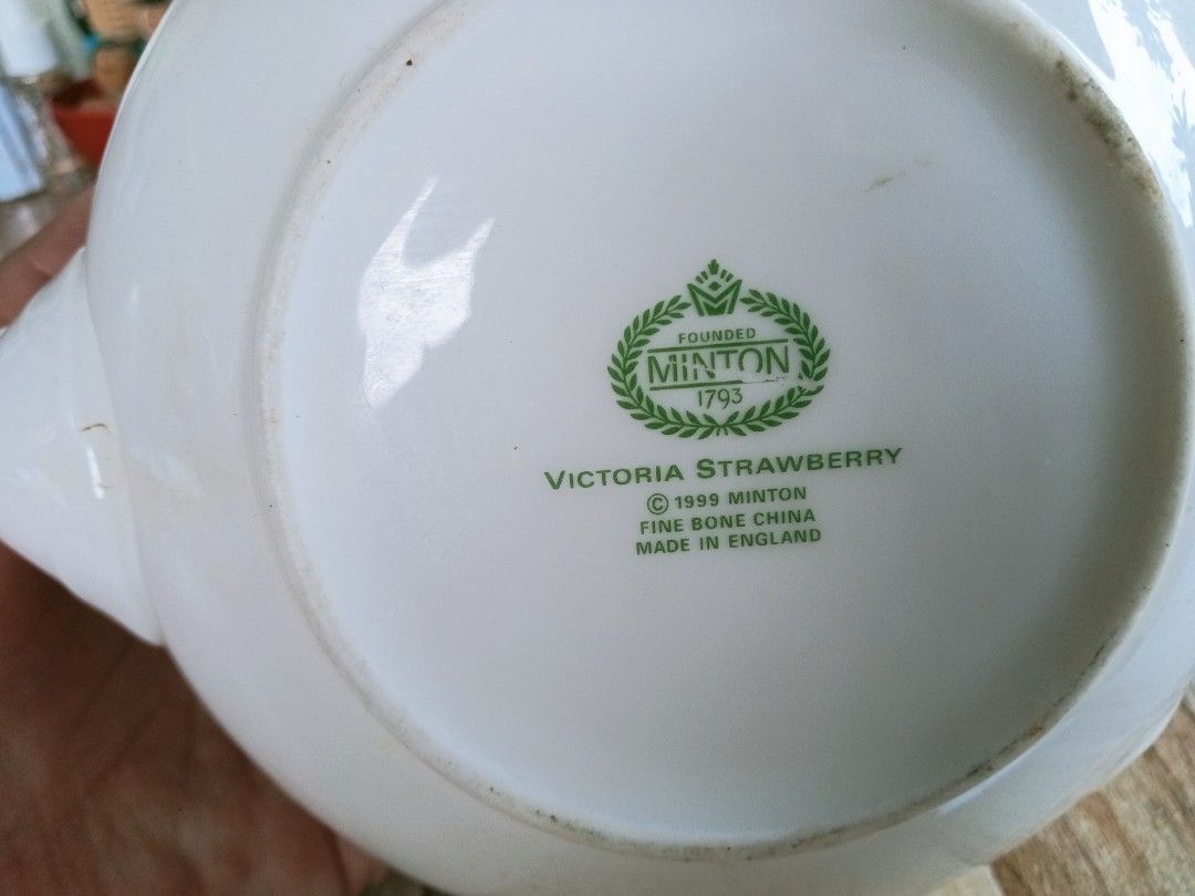 Teapot fine bone china branded (Category: Other Kitchenware & Tableware) located in Imelda. Submitted by japansurpluscollection (Listing ID 1330484580, Image 2). Description: Fine bone chinA teapot made in England..