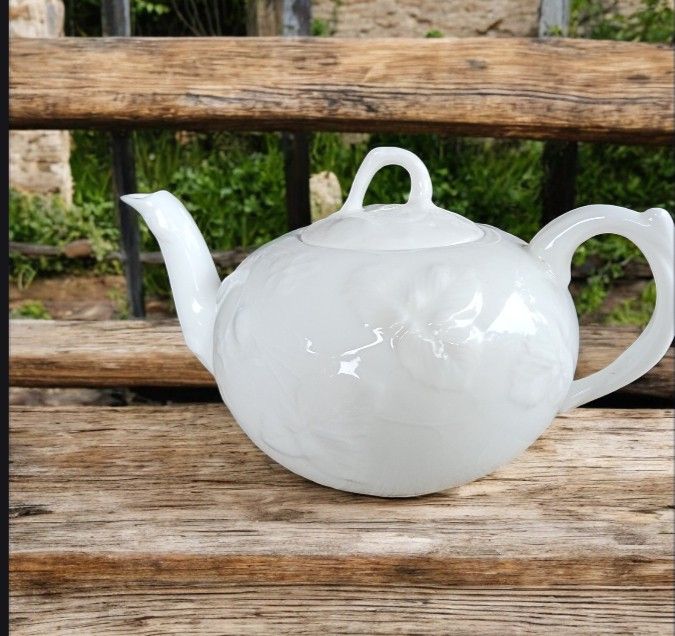 Teapot fine bone china branded (Category: Other Kitchenware & Tableware) located in Imelda. Submitted by japansurpluscollection (Listing ID 1330484580, Image 3). Description: Fine bone chinA teapot made in England..