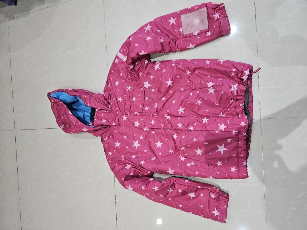 Winter jacket (Category: Activewear) located in Singapore. Submitted by no4myclone (Listing ID 1330351867, Image 1). Description: winter jacket 6 to 8 years old.