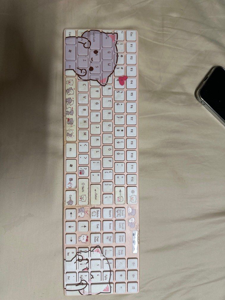 Wireless keyboard (Category: Computer Keyboard) located in Manila. Submitted by jayne_02 (Listing ID 1330425640, Image 1). Description: Issue discoloration All working well No battery included.