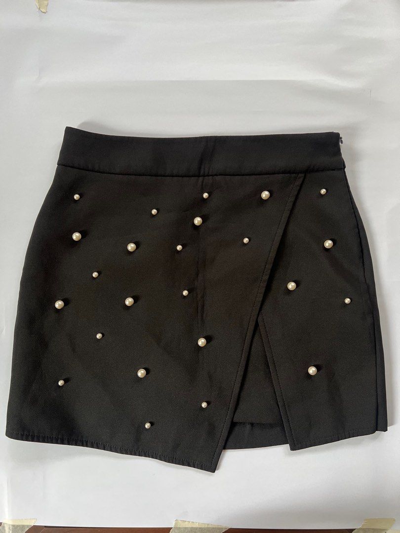 Zara Pearl Skort (Category: Skirts) located in Marikina City. Submitted by declutter_gabie (Listing ID 1330384560, Image 1). Description: Size S MOP BPI/GCASH.
