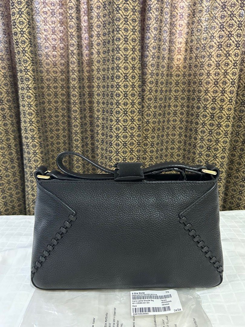 & Other Stories Grainy Leather Shoulder Bag (Category: Luxury Bags & Wallets) located in Cebu City. Submitted by huff.puff (Listing ID 1330539987, Image 3). Description: 💯 Authentic, money back guaranteed! Good as new, used a few times. No flaws ✨ 100% Leather with cotton lining Last photo ctto for reference 🫶🏼.