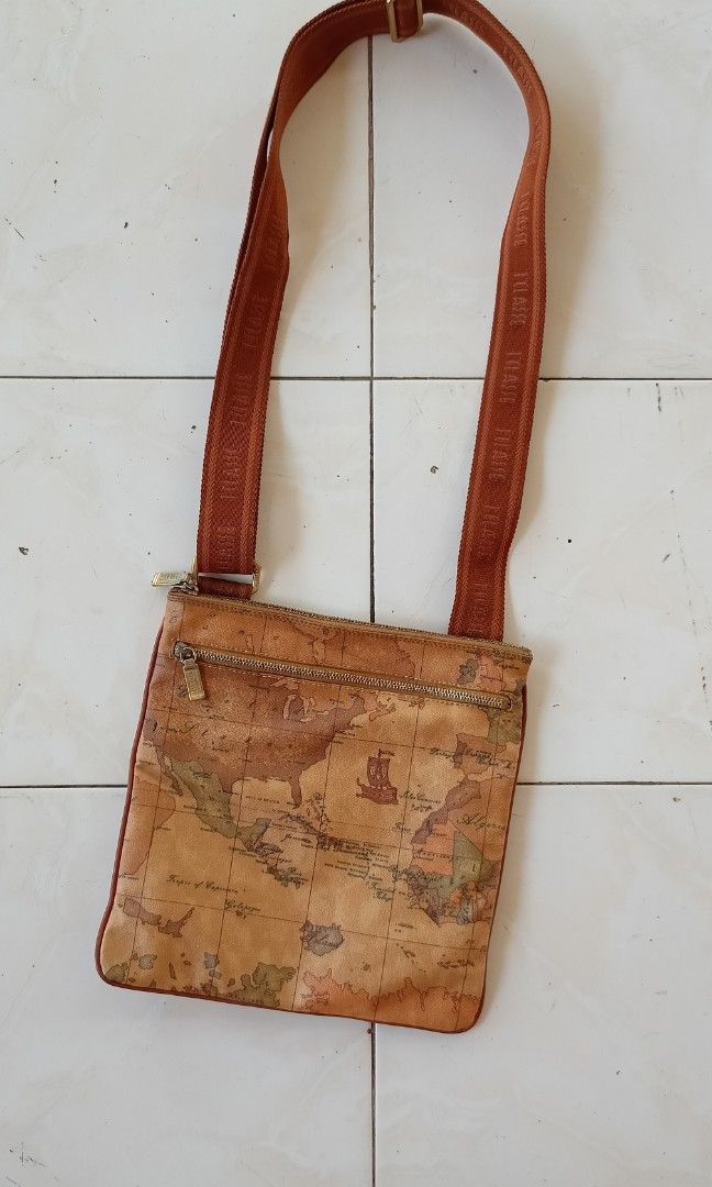 Alivero Martini Map sling bag (Category: Luxury Bags & Wallets) located in Bacolod City. Submitted by arvene_jan (Listing ID 1330579233, Image 3). Description: Alviero Martini 11" length 11 width 9.8/10 condition, no issues mine for only 2500 plus sf via J&T message me 📩.