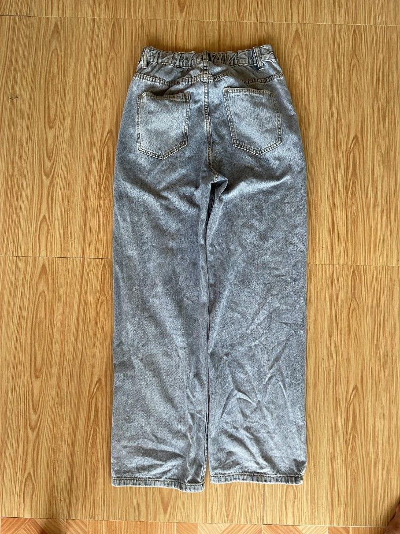Baggy pants (Category: Jeans) located in Tolosa. Submitted by pd.clutter (Listing ID 1330546215, Image 2). Description: Size: W 29-30 x Length 41 Leg opening: 9" No issue Excellent Condition.