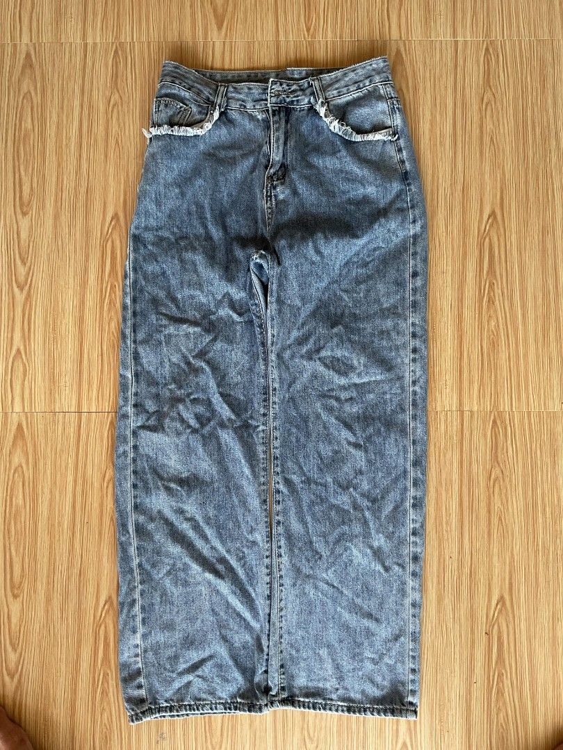 Baggy Pants (Category: Jeans) located in Tolosa. Submitted by pd.clutter (Listing ID 1330546803, Image 1). Description: Size: W 30 length 41 Leg opening 9" Issue: no bottons Good condition.