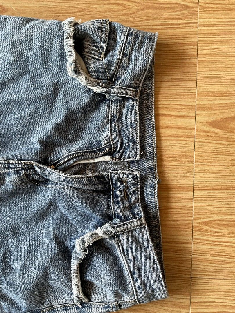 Baggy Pants (Category: Jeans) located in Tolosa. Submitted by pd.clutter (Listing ID 1330546803, Image 3). Description: Size: W 30 length 41 Leg opening 9" Issue: no bottons Good condition.