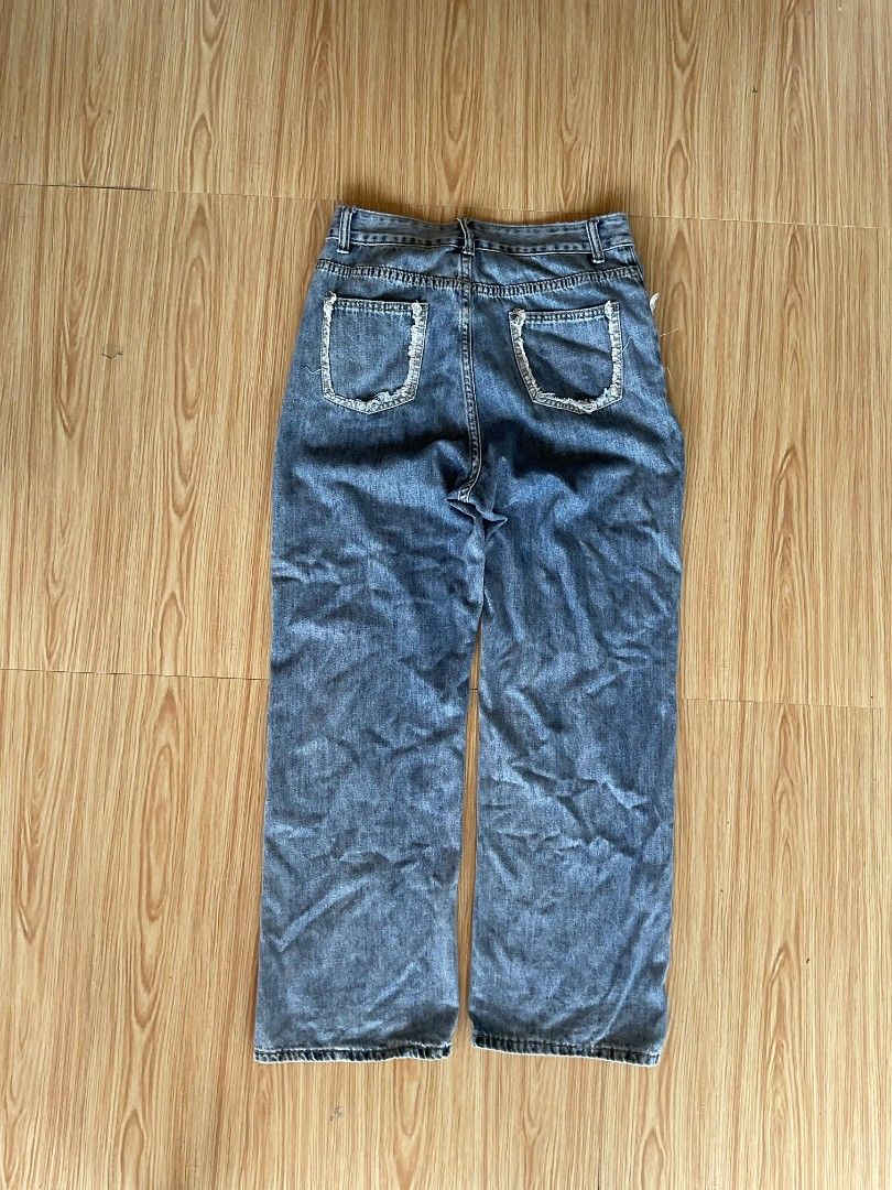 Baggy Pants (Category: Jeans) located in Tolosa. Submitted by pd.clutter (Listing ID 1330546803, Image 2). Description: Size: W 30 length 41 Leg opening 9" Issue: no bottons Good condition.