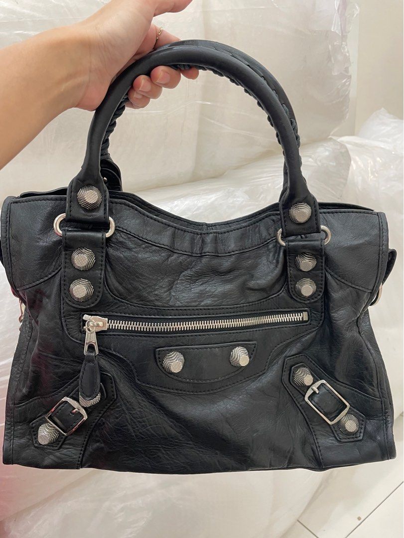 Balenciaga Giant Stud SHW (Category: Luxury Bags & Wallets) located in Cavite. Submitted by HelloAnn_Closet (Listing ID 1330693060, Image 1). Description: Balenciaga Giant Stud SHW No inclusion, with strap..