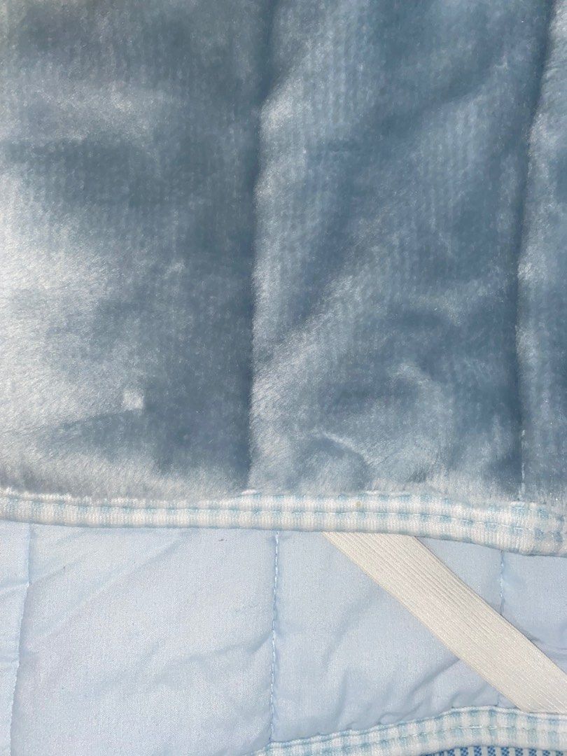 Bed topper (Category: Bedding & Towels) located in Bacoor. Submitted by cleanupthecloset (Listing ID 1330541024, Image 3). Description: Bed topper with corner garter Soft Single: 90×200cm 36×78inch.