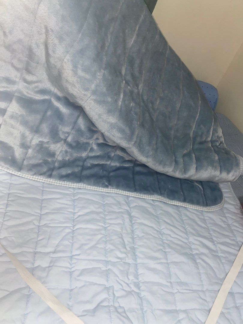 Bed topper (Category: Bedding & Towels) located in Bacoor. Submitted by cleanupthecloset (Listing ID 1330541024, Image 2). Description: Bed topper with corner garter Soft Single: 90×200cm 36×78inch.