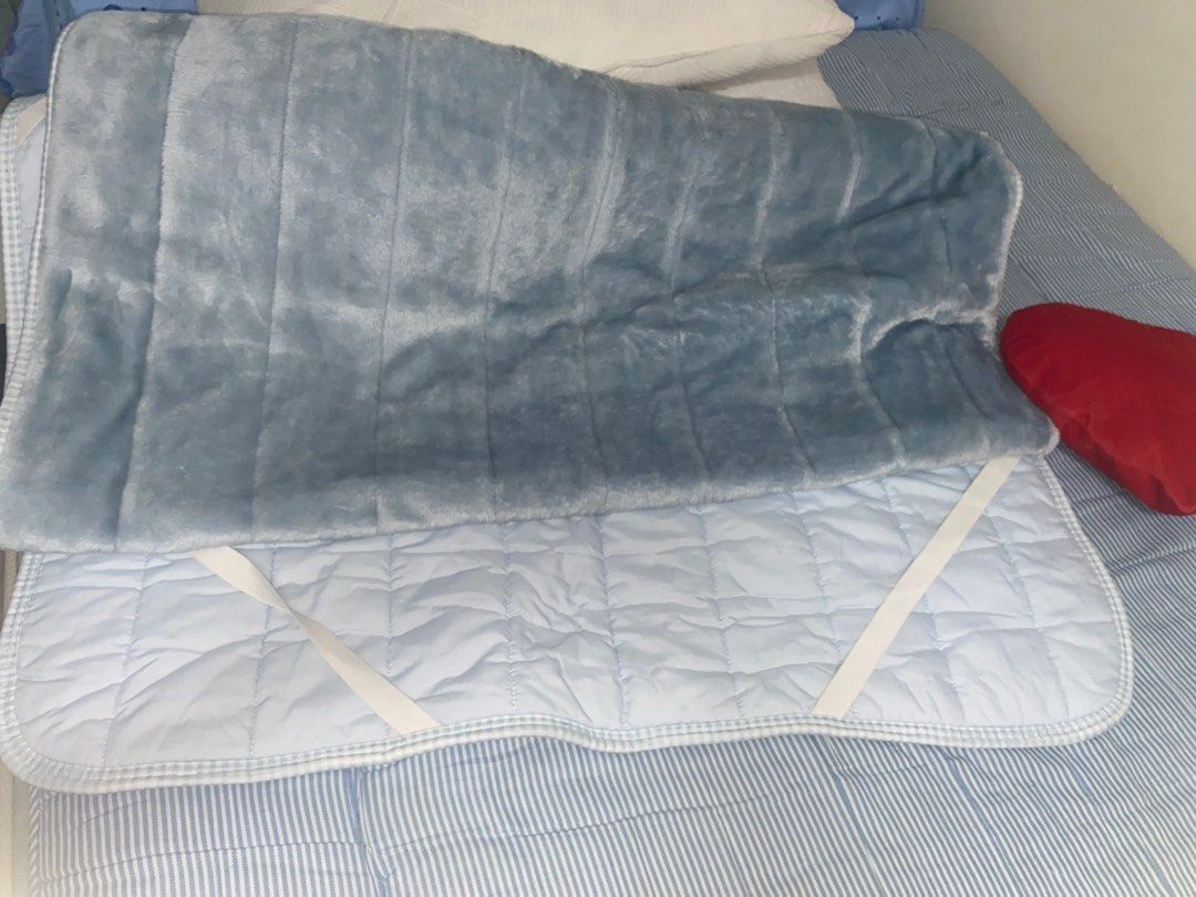 Bed topper (Category: Bedding & Towels) located in Bacoor. Submitted by cleanupthecloset (Listing ID 1330541024, Image 1). Description: Bed topper with corner garter Soft Single: 90×200cm 36×78inch.
