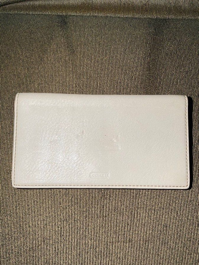 Vintage Coach Wallet (Category: Luxury Bags & Wallets) located in Malolos. Submitted by achinnn (Listing ID 1330669103, Image 1). Description: Condition: 8.5/10 Perfect for placing your cards.