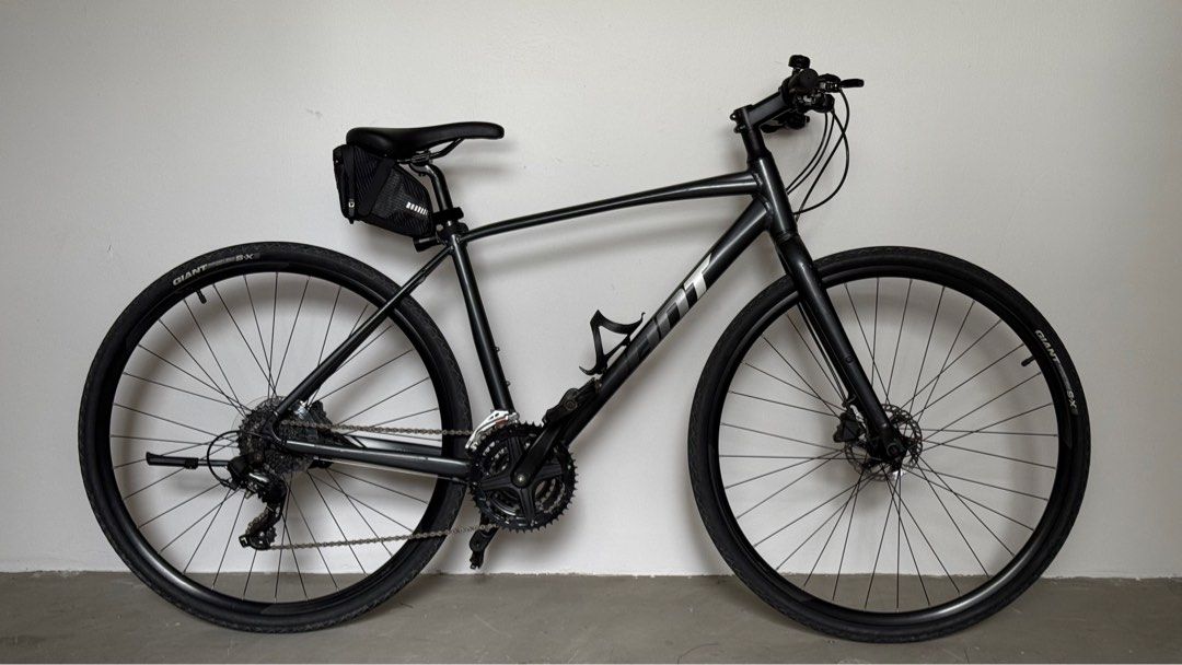 Giant Escape 1 (2022) hybrid bike, Sports Equipment, Bicycles & Parts