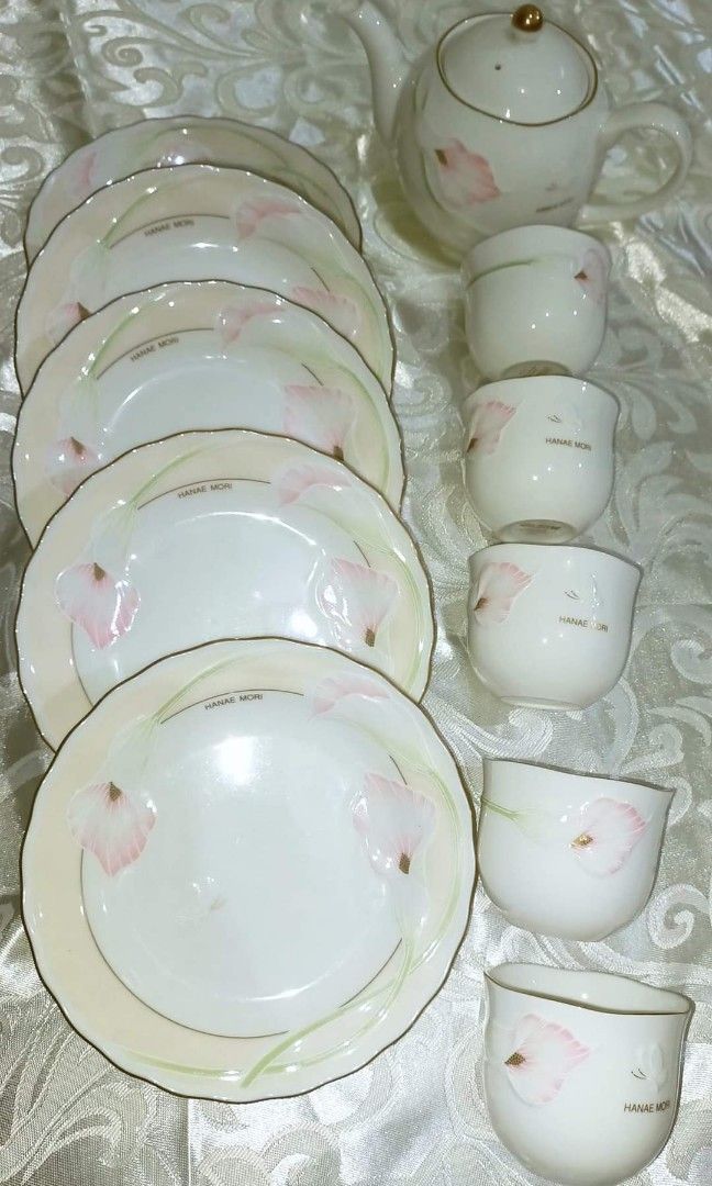 Hanae Mori Set (Category: Coffee & Tea Tableware) located in San Jose del Monte. Submitted by eivon29 (Listing ID 1330678810, Image 1). Description: HANAE MORI Color Flower Design Plate Embossed Calla Lily luxurious SET 5 mini cake plates.(Diameter 16.5cm Height 2.5cm ) 5 Tea cups 1 Tea pot The elegant "color" design gives a glossy border. A size that is easy to use for tea party. Teacups and tea pot have boxes..