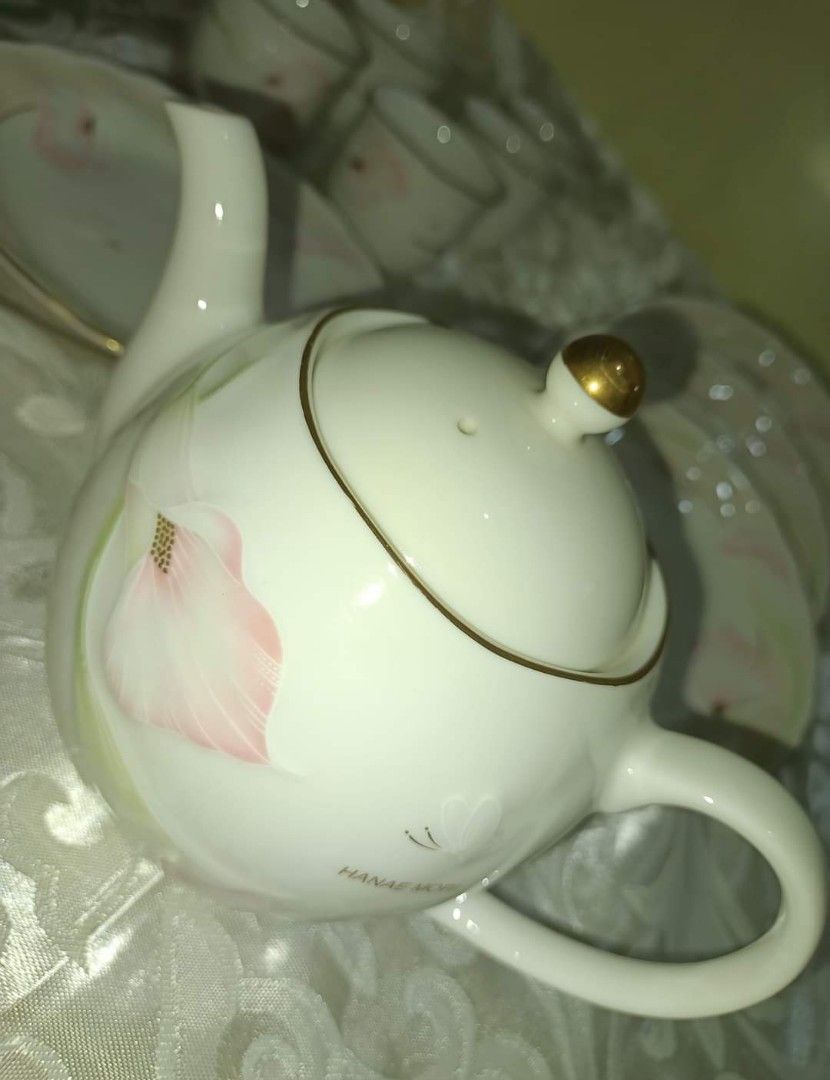 Hanae Mori Set (Category: Coffee & Tea Tableware) located in San Jose del Monte. Submitted by eivon29 (Listing ID 1330678810, Image 2). Description: HANAE MORI Color Flower Design Plate Embossed Calla Lily luxurious SET 5 mini cake plates.(Diameter 16.5cm Height 2.5cm ) 5 Tea cups 1 Tea pot The elegant "color" design gives a glossy border. A size that is easy to use for tea party. Teacups and tea pot have boxes..
