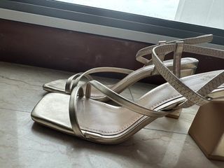 (Category: ) located in . Submitted by buypreloveditemsinsg (Listing ID 1330674597, Image 1). Description: .
