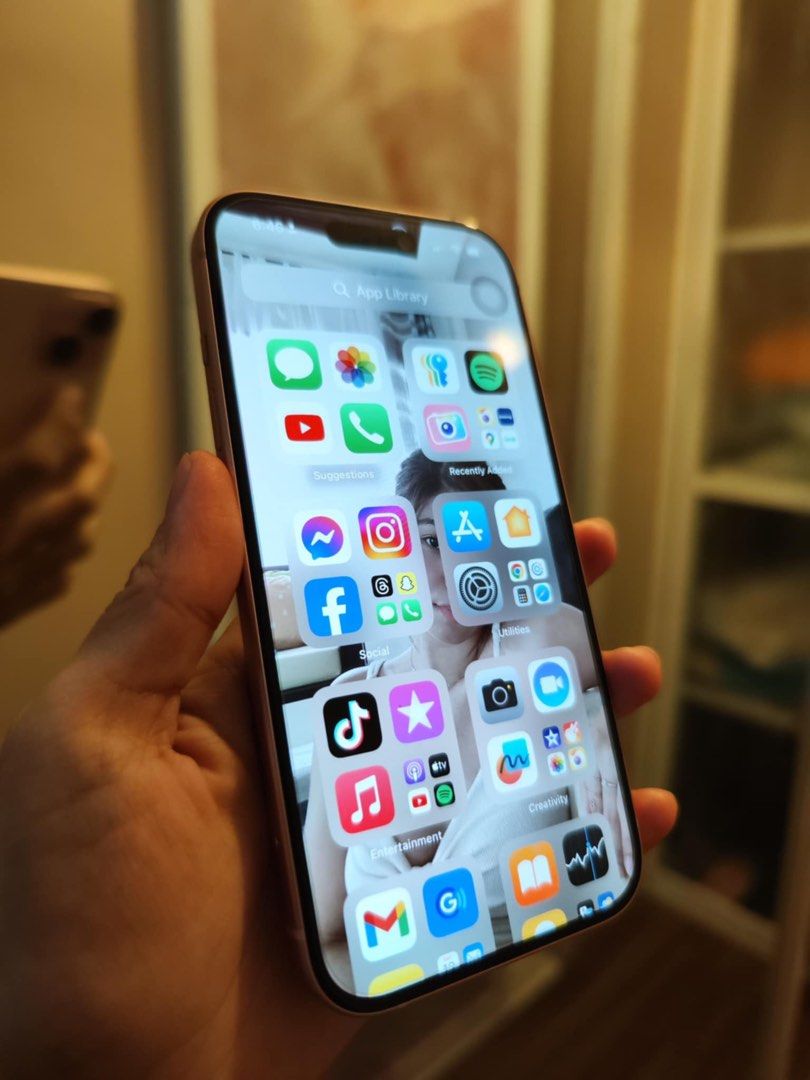 Iphone 15 256 gb (Category: iPhone 15 Series) located in San Pablo. Submitted by aceastra (Listing ID 1330566558, Image 2). Description: Hi, Selling my Iphone 15 in pink 256 gb globe locked bat health 100% cycle count 4 rfs, need funds .