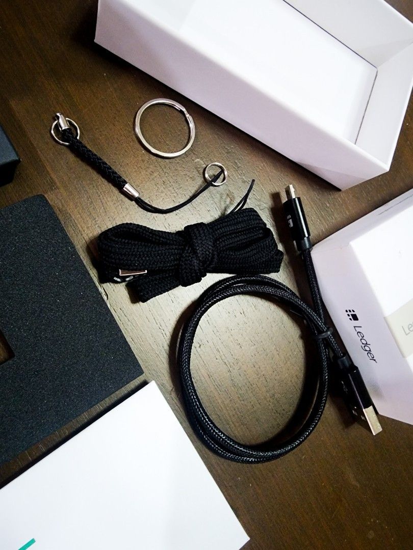 LEDGER NANO S , CRYPTO WALLET (Category: Hard Disks & Thumbdrives) located in Quezon City. Submitted by jelsellit (Listing ID 1330587234, Image 3). Description: originally 10k selling it for 5,500.00.