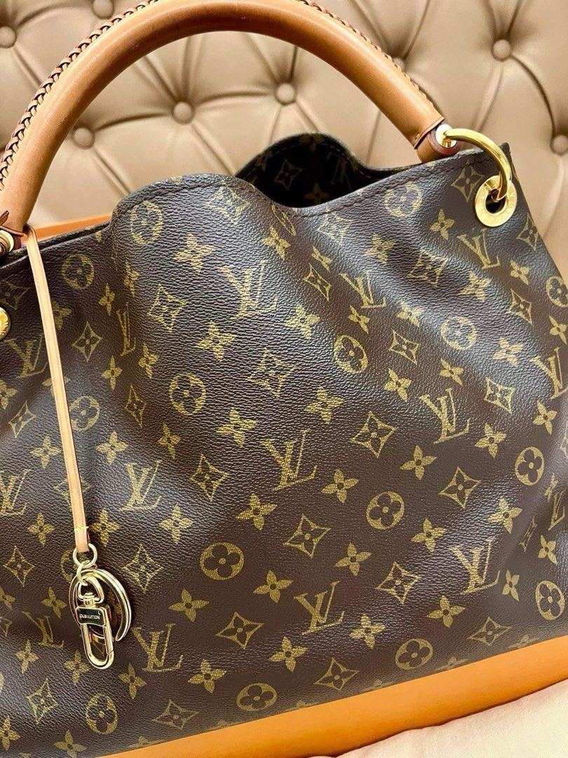 LV artsy monogram MM (Category: Luxury Bags & Wallets) located in Cavite. Submitted by louiessaliviac (Listing ID 1330599743, Image 2). Description: ✅ LV artsy monogram MM — 95% brand new, used just once, super smooth leather and clean inside and out, very gold hardware. just out of LV store condition, Selling low for 138,000 ( negotiable) .